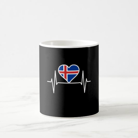 アイスランド – アイスランド国旗のハートビート コーヒーマグカップ (中央)