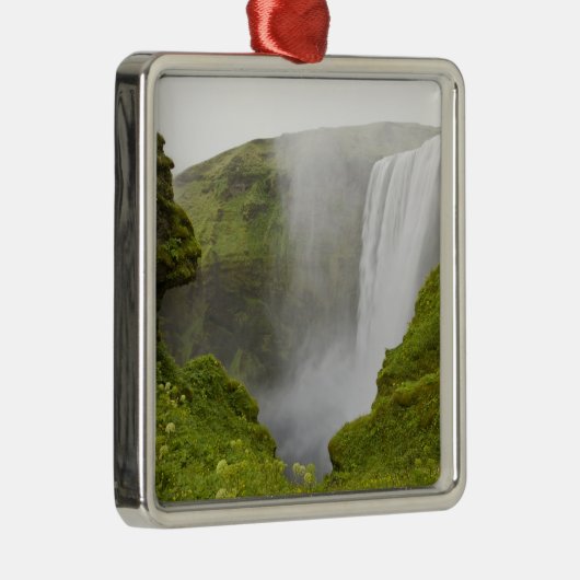 アイスランド。スコガルフォスの滝が滝を飛び越える メタルオーナメント (右)