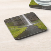 アイスランド。セルジャランドフォスの後ろを追う人々 コースター (左側)