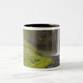 アイスランド。セルジャランドフォスの後ろを追う人々 ツートーンマグカップ (中央)