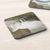 アイスランド。ハフラギルスは滝を落とす コースター (左側)