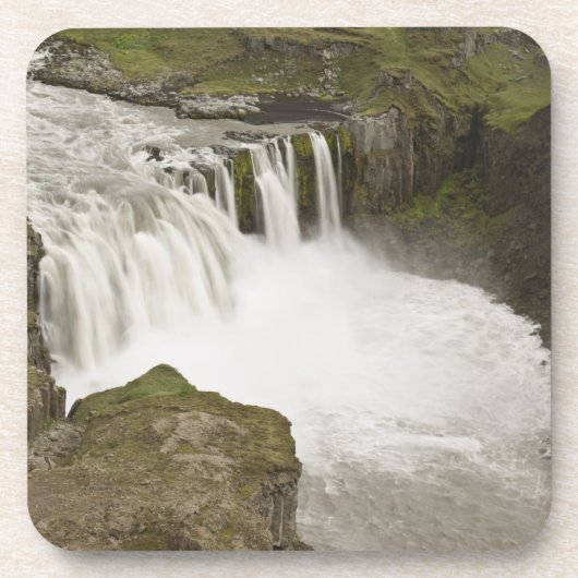 アイスランド。ハフラギルスは滝を落とす コースター (正面)