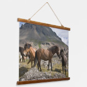 アイスランド、ヘプンの近くの馬の群れ 吊り下げ型タペストリー (傾斜あり)