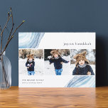アイス酸 | Hanukkahフォトコラージュカード シーズンカード<br><div class="desc">ハヌカーの挨拶を友人や家族に私たちの写真カードとエレガント一緒に送る。カードは水色のジオードのお気に入りのイラストレーションをライトブルーで、フェスティバルの外観のために横に並べて配置された3つの正方形の写真を収容するように設計さモダンれた。あなたのカスタムハヌカーの挨拶と家族の名前でパーソナライズ。</div>