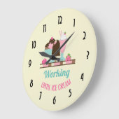 アイス間抜けクリームまでパンプー – Yummy Treats ラージ壁時計 (傾斜)