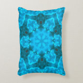 アイス霜の降りたブルースノーフレーク万華鏡のように千変万化するパターンパターン アクセントクッション (正面(垂直))