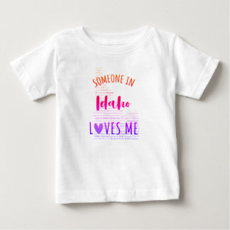 アイダホの誰かが私を愛するマップベビーTシャツ ベビーTシャツ