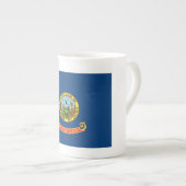 アイダホ州旗：ザ・ジェム州，アメリカ・マウンテン・ウエスト ボーンチャイナマグカップ (正面右)