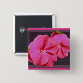 アイテムの調整を行うレッドニューギニア 缶バッジ (正面&裏面)