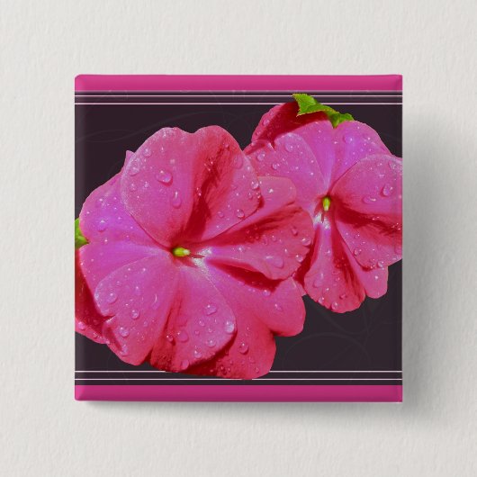 アイテムの調整を行うレッドニューギニア 缶バッジ (正面)