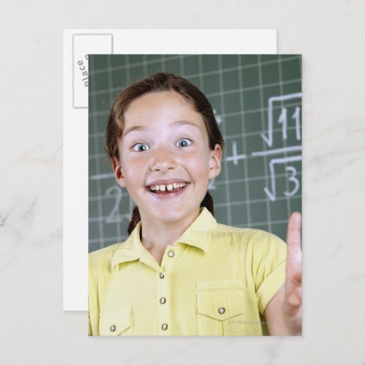 アイディアを持っている黒板の前の若い女の子 ポストカード (正面/裏面)