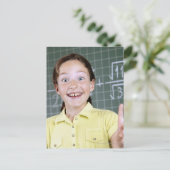 アイディアを持っている黒板の前の若い女の子 ポストカード (スタンド正面)