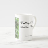 アイビーとリケンス – マーサのブドウ畑 ボーンチャイナマグカップ (正面右)