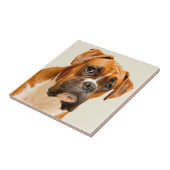 アイボリーのクリーム色の背景幕のボクサーの子犬 タイル (側面)