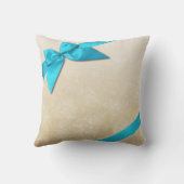 アイボリーのターコイズのリボンは背景を主演します クッション (裏面)