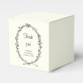 アイボリーのラスティックな花輪がおしゃれなエレガントなウェディング フェイバーボックス (正面サイド)