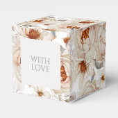 アイボリーの芍薬パターンが施されたニュートラルなフラワーギフトボックス フェイバーボックス (正面サイド)