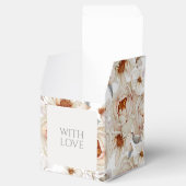 アイボリーの芍薬パターンが施されたニュートラルなフラワーギフトボックス フェイバーボックス (オープン)