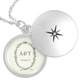 アイボリーシックでエレガントなウェディングイニシャル シルバープレートネックレス