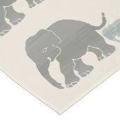 アイボリーベージュ地面の灰色およびオリーブ色象 ショートテーブルランナー (コーナー)