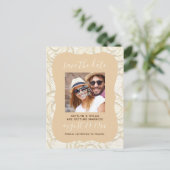 アイボリーレース日付を保存はがき – シャンパンイエロー ポストカード (スタンド正面)