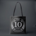 アイボリー伝統的結婚記念日10年 トートバッグ<br><div class="desc">10年祝の結婚のデザイン。このデザインは、黒い背景にグレー伝統的/シルバー（この記念日の色）のローレルデザインを持っている。ブリキはこの伝統的大事な行事の贈り物だ。文字読スタン10周年。結婚10年目祝のロマンチックなデザイン。このもしデザインの救済下に連絡頼カスタマイズ、彼らはこの文字の下にあるデザイナーのボタンです。</div>