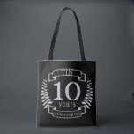 アイボリー伝統的結婚記念日10年 トートバッグ<br><div class="desc">10年祝の結婚のデザイン。このデザインは、黒い背景にグレー伝統的/シルバー（この記念日の色）のローレルデザインを持っている。ブリキはこの伝統的大事な行事の贈り物だ。文字読スタン10周年。結婚10年目祝のロマンチックなデザイン。このもしデザインの救済下に連絡頼カスタマイズ、彼らはこの文字の下にあるデザイナーのボタンです。</div>
