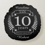 アイボリー伝統的結婚記念日10年 ラウンドクッション<br><div class="desc">10年祝の結婚のデザイン。このデザインは、黒い背景にグレー伝統的/シルバー(この記念日の色)のローレルデザインを持っている。ブリキはこの伝統的大事な行事の贈り物だ。文字読スタン10周年。結婚10年目祝のロマンチックなデザイン。このもしデザインの救済下に連絡頼カスタマイズ、彼らはこの文字の下にあるデザイナーのボタンです。</div>