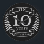 アイボリー伝統的結婚記念日10年 ラージ壁時計<br><div class="desc">10年祝の結婚のデザイン。このデザインは、黒い背景にグレー伝統的/シルバー(この記念日の色)のローレルデザインを持っている。ブリキはこの伝統的大事な行事の贈り物だ。文字読スタン10周年。結婚10年目祝のロマンチックなデザイン。このもしデザインの救済下に連絡頼カスタマイズ、彼らはこの文字の下にあるデザイナーのボタンです。</div>