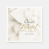 アイボリー開花およびエレガント金ゴールドスクリプトブライダルシャワー スタンダードカクテルナプキン (正面)