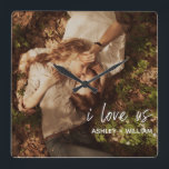 アイラブアスカップル引用文の写真名 スクエア壁時計<br><div class="desc">人間関係への美しい祝、このアクリルプリントのデザインの壁掛けは、右下に白い手書き文字で「愛している」が、あなたの名前でオーバーレ後を追イされています。個人用に設定するには、写真に置き換え、名前フィールドを編集します。アクリルプリントは、美しい画楽しむ像を表現します。色がきれいで、イメージが外に出てポップ・アートのいる！デザイナーのヒント：結果を最高の得るには、白いデザインのオーバーレイのため、明るく明るく、風通しの良い写真ではなく、この文字の中から暗いトーンのイメージを使用します。Copyright Anastasia Surridgeデザイン、すべての権利は留保されています。</div>