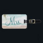 アイランドブリーズカスタムビーチハネムーントラベルミセス ラゲッジタグ<br><div class="desc">島の風の色彩の鮮やかビーチシーン、海波、砂のビーチ、ヤシの木と、美しいティール（緑がかった色）の青い空。タイポグラフィスモダンクリプトフォントを使用。夏の熱帯ビーチ、または目的地の結婚式のデザインパーソナライズされた- Bride Mrs. Honeymoon荷物タグ！～このデザインのスイート全体を結婚見るために私の店をチェック！</div>