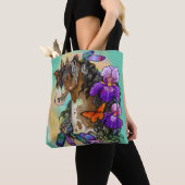 アイリスおよび蝶を持つペンキの馬のムスタング トートバッグ (クローズアップ)