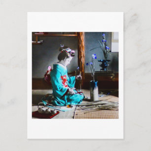 アイリスの花を飾る芸者の古日本ヴィンテージ ポストカード