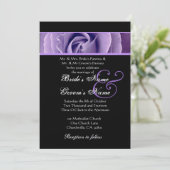 アイリス紫色のバラおよび黒の背景の結婚式 招待状 (スタンド正面)