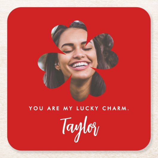 アイリッシュかわいらしシャムロックの写真を愛するシックな赤の幸運 スクエアペーパーコースター (正面)