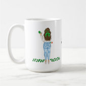 アイリッシュの四葉クローバー付き女性 コーヒーマグカップ (左)