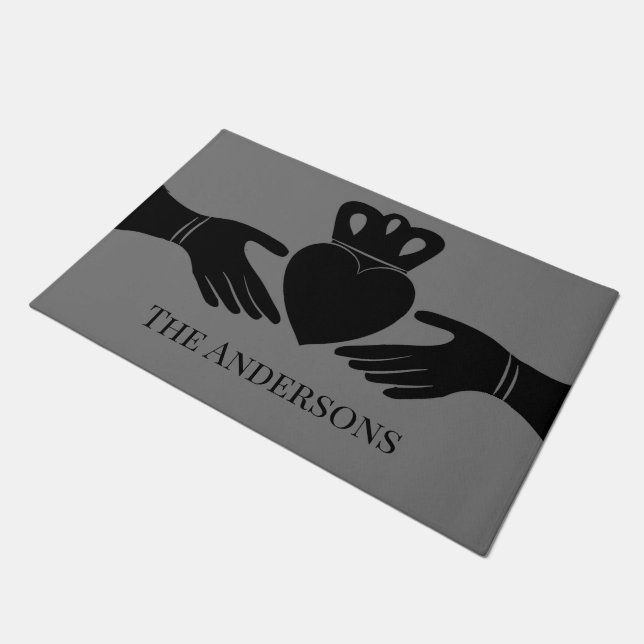 アイリッシュクラダグリングや輪グラフィックパーソナライズされたブラック ドアマット (アングル)