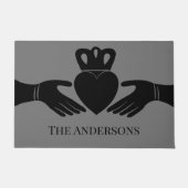 アイリッシュクラダグリングや輪グラフィックパーソナライズされたブラック ドアマット (正面)