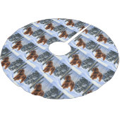 アイリッシュセッターが雪のクリスマスを過ごす ブラッシュドポリエステルツリースカート (アングル)