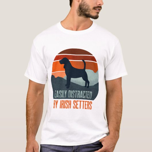 アイリッシュセッターに気を取られる犬の散歩 Tシャツ (正面)