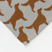 アイリッシュセッターはパターンのシルエットを描きます フリースブランケット (角)