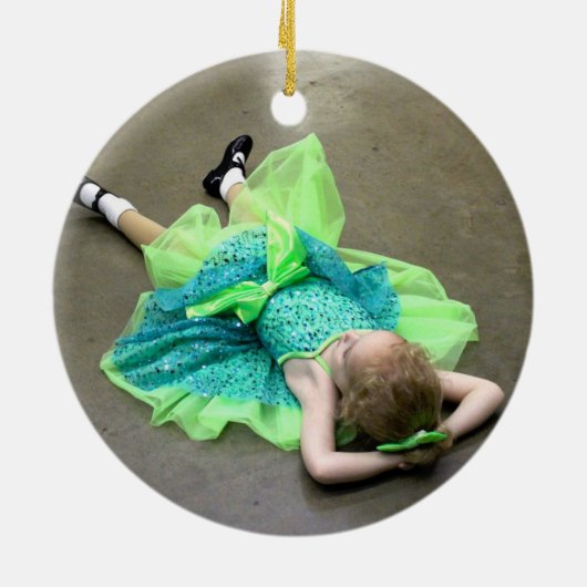 アイリッシュダンサーズグリーン踊りドレスパーソナライズされた セラミックオーナメント (裏面)