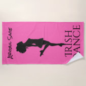 アイリッシュダンパーソナライズされたサー懸命シューオンピンクダンス ビーチタオル (正面)