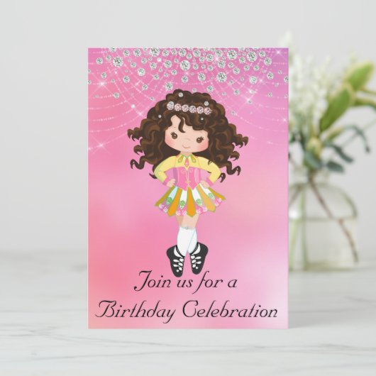 アイリッシュダンパーソナライズされたスブルネットガール誕生日 招待状 (スタンド正面)
