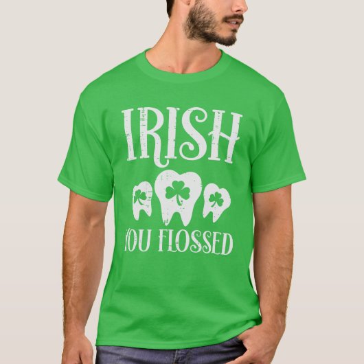 アイリッシュユーフロストティースSt patricks day歯医者デ Tシャツ (正面)
