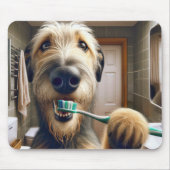 アイリッシュ・ウルフハウンドが歯を磨く マウスパッド (正面)