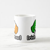 アイリ誇りを持ったッシュ国旗の拳 コーヒーマグカップ (中央)
