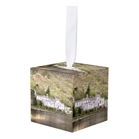 アイルランドのクリスマスのKylemoreの大修道院の城 キューブオーナメント (正面アングル)