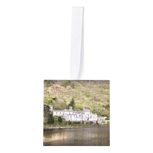 アイルランドのクリスマスのKylemoreの大修道院の城 キューブオーナメント (正面)